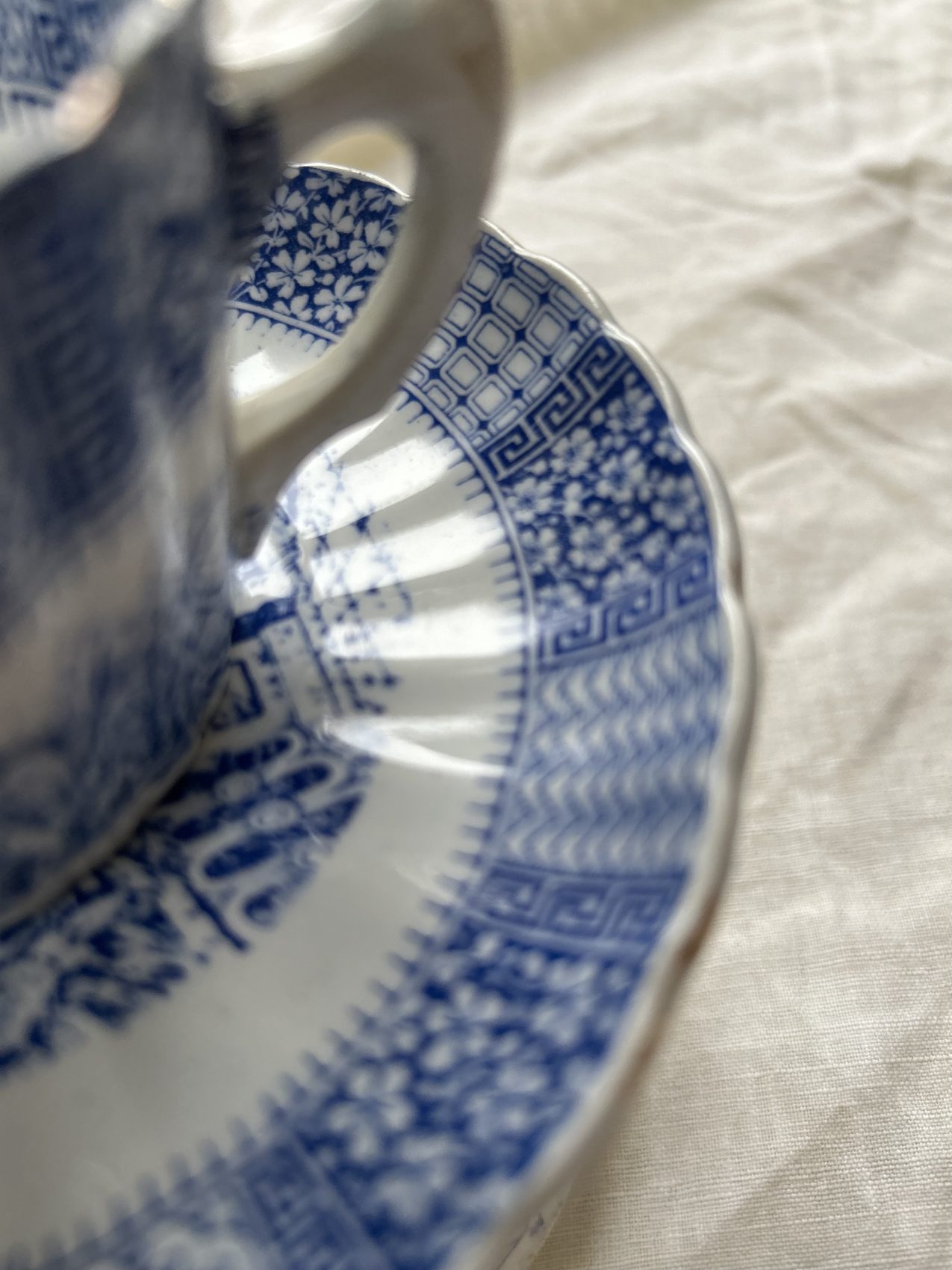 Paire de tasses à thé anciennes KG Lunéville fin XIXᵉ – Décor à l’antique – Faïence française – Image 28