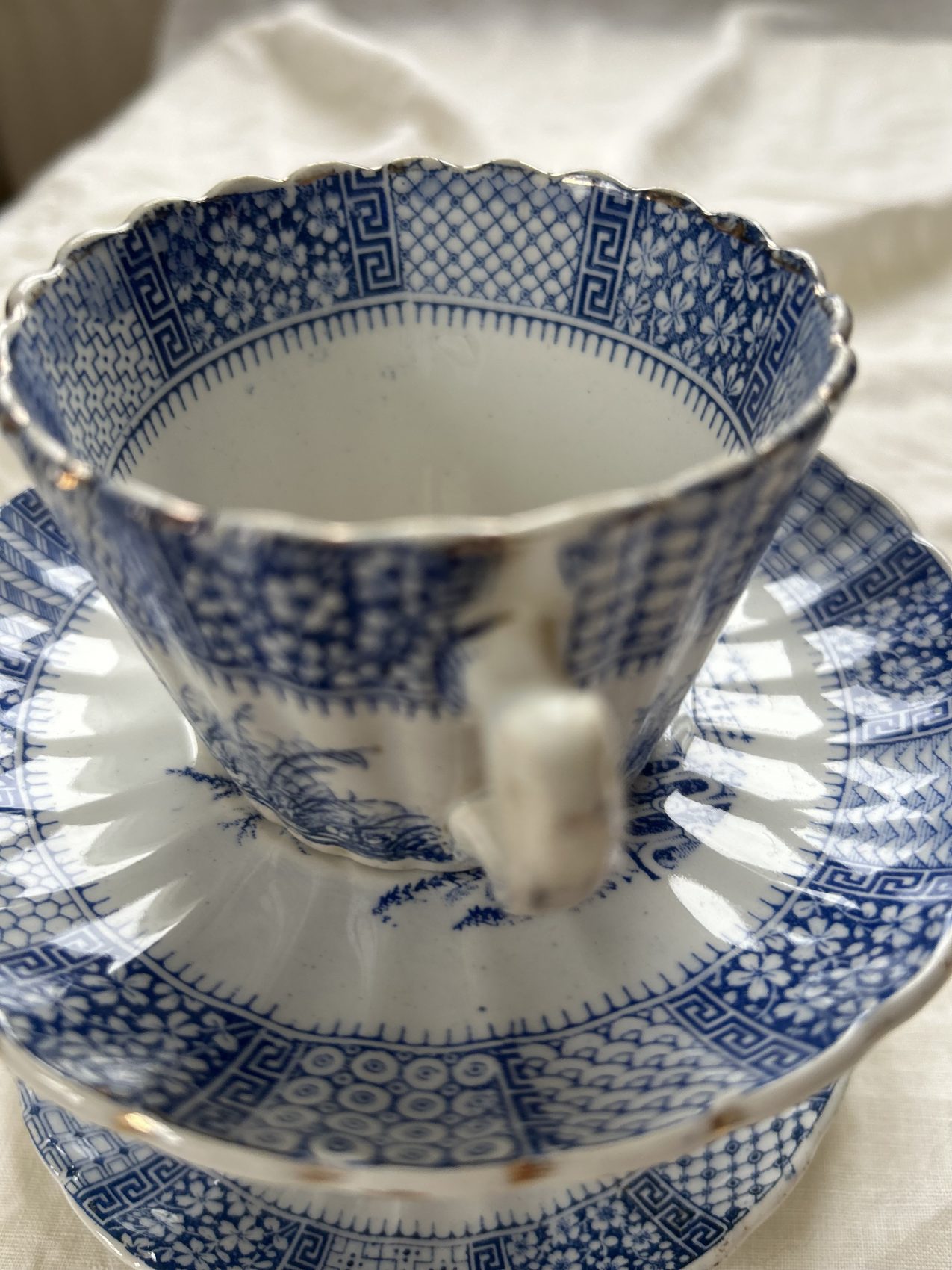 Paire de tasses à thé anciennes KG Lunéville fin XIXᵉ – Décor à l’antique – Faïence française – Image 23