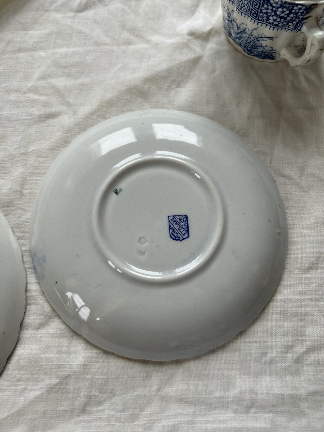 Paire de tasses à thé anciennes KG Lunéville fin XIXᵉ – Décor à l’antique – Faïence française – Image 22