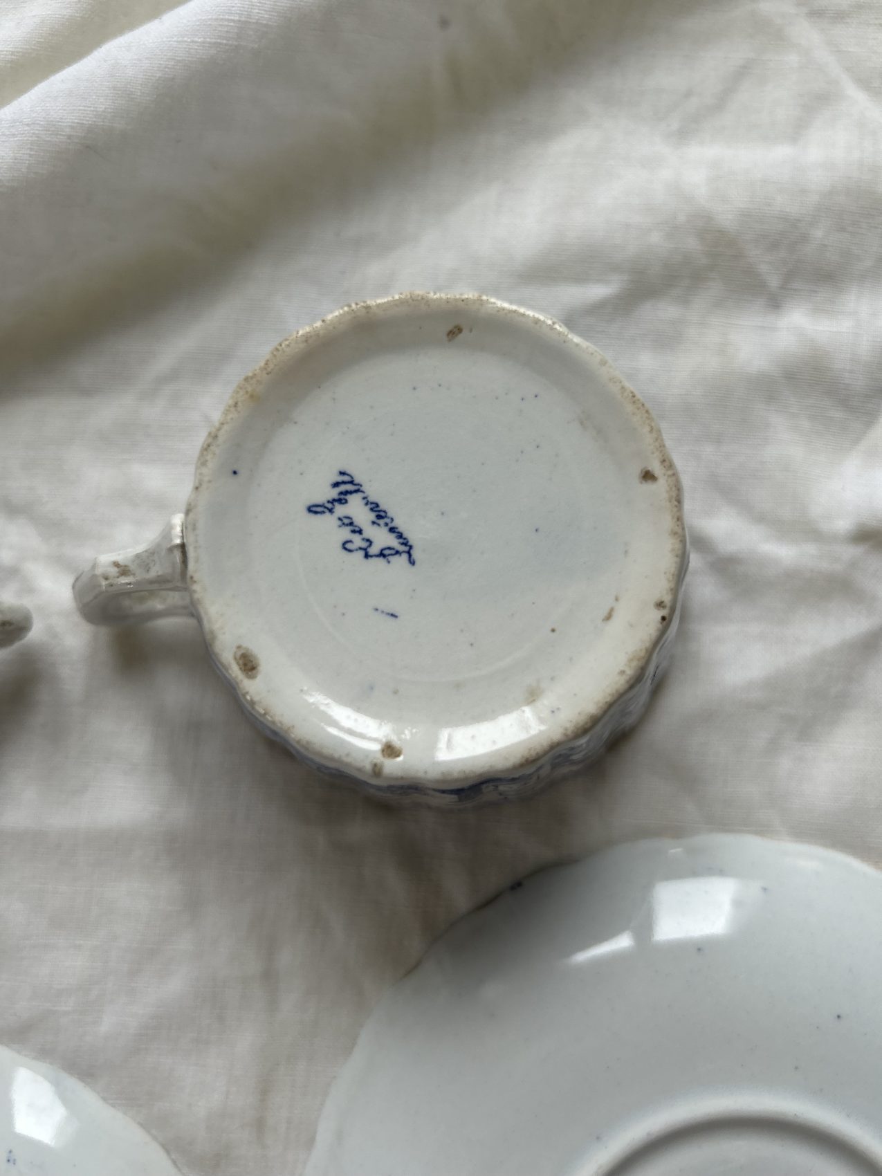 Paire de tasses à thé anciennes KG Lunéville fin XIXᵉ – Décor à l’antique – Faïence française – Image 19