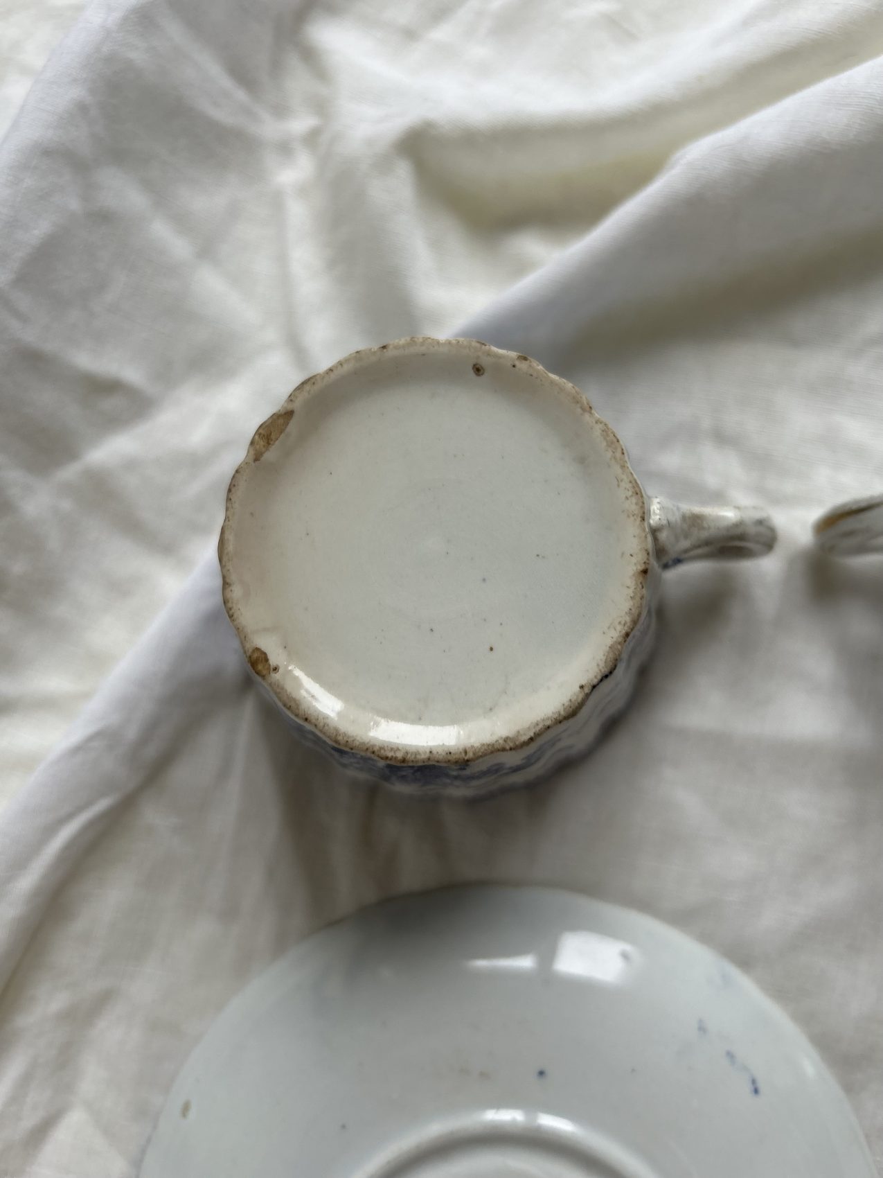 Paire de tasses à thé anciennes KG Lunéville fin XIXᵉ – Décor à l’antique – Faïence française – Image 18
