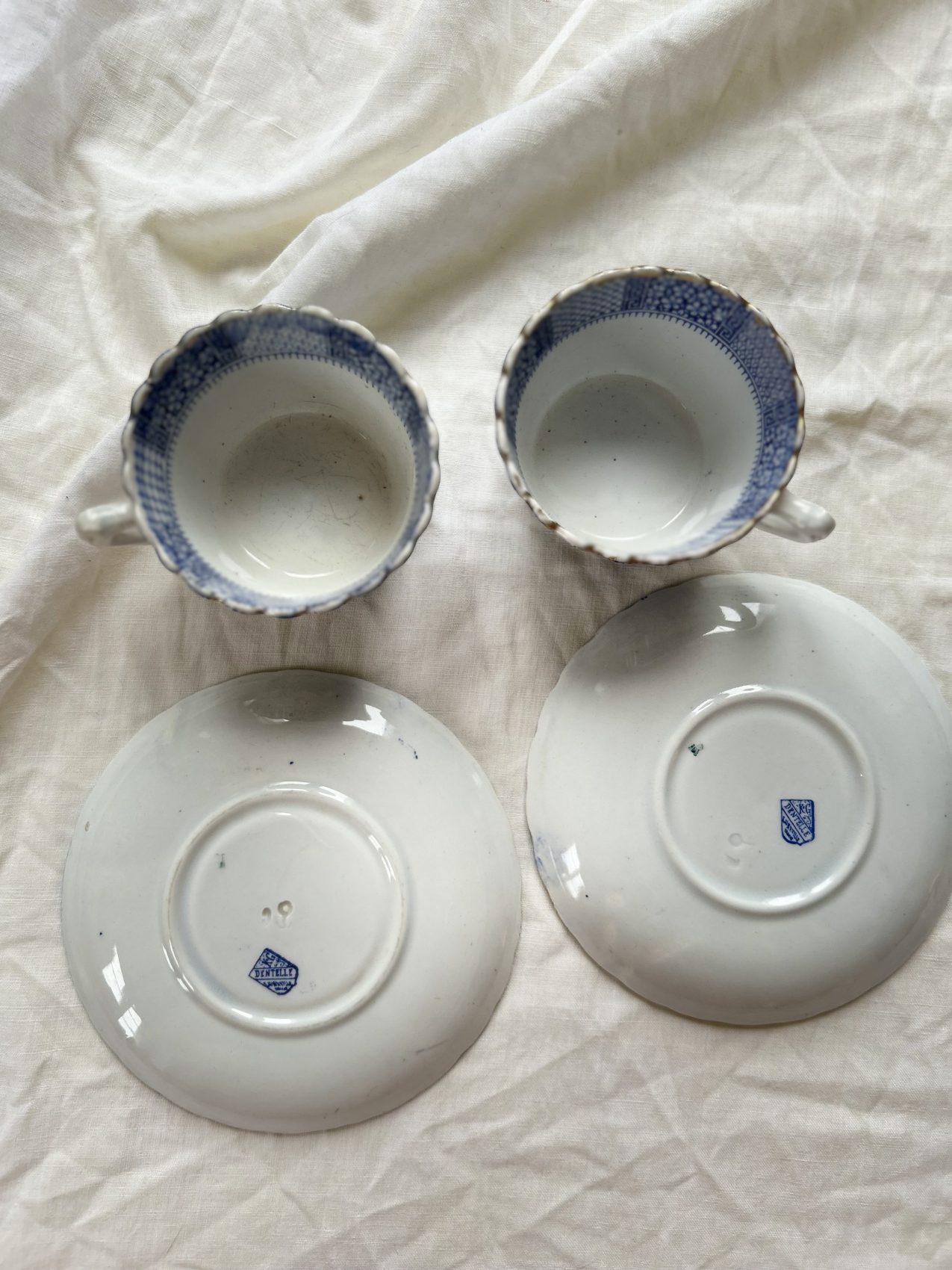 Paire de tasses à thé anciennes KG Lunéville fin XIXᵉ – Décor à l’antique – Faïence française – Image 17