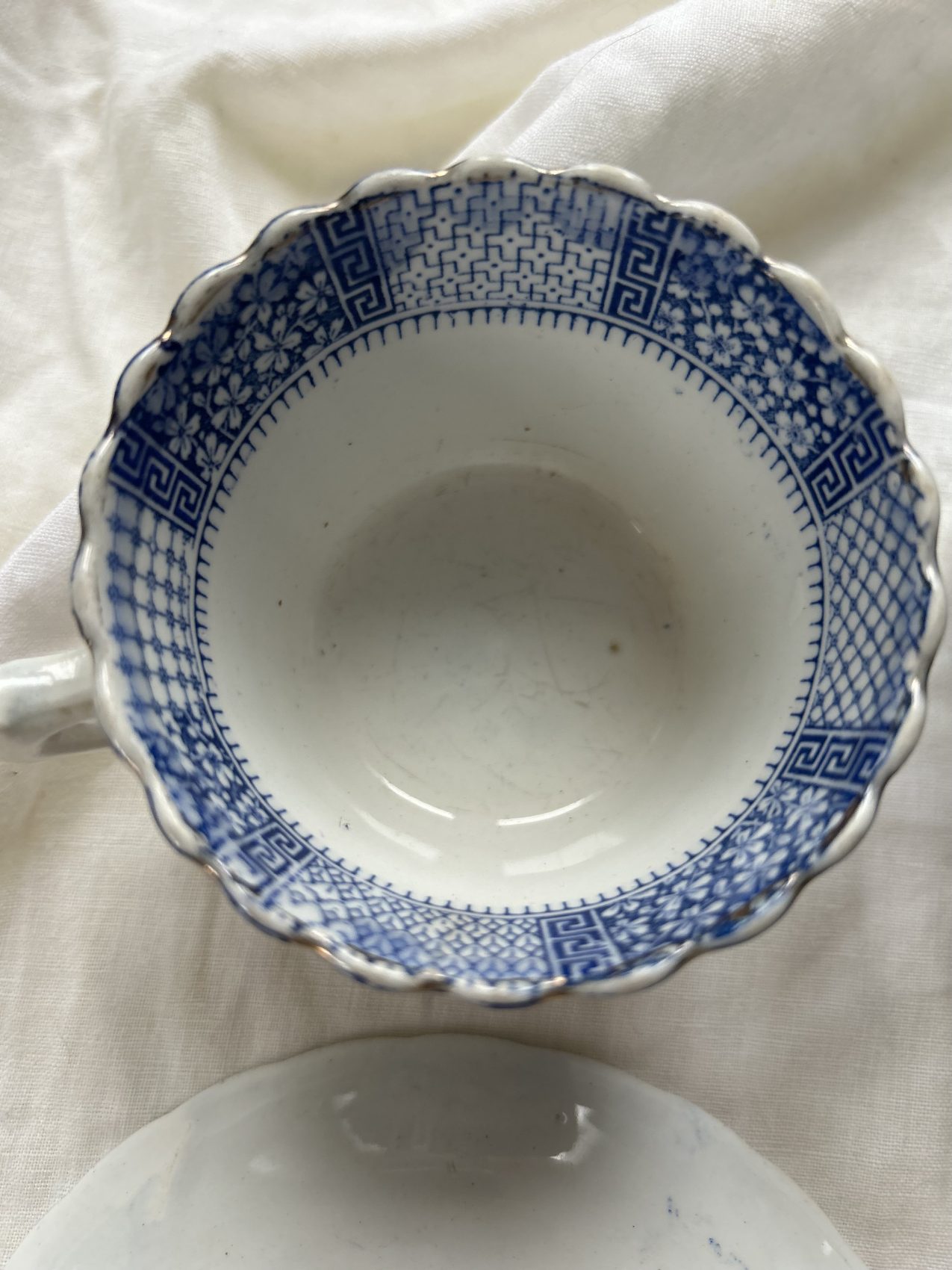 Paire de tasses à thé anciennes KG Lunéville fin XIXᵉ – Décor à l’antique – Faïence française – Image 15