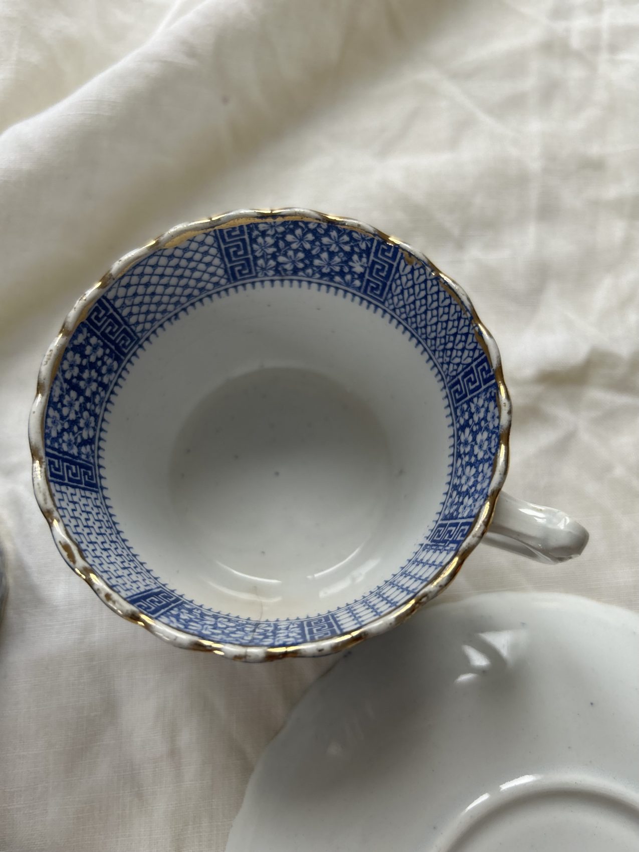 Paire de tasses à thé anciennes KG Lunéville fin XIXᵉ – Décor à l’antique – Faïence française – Image 16