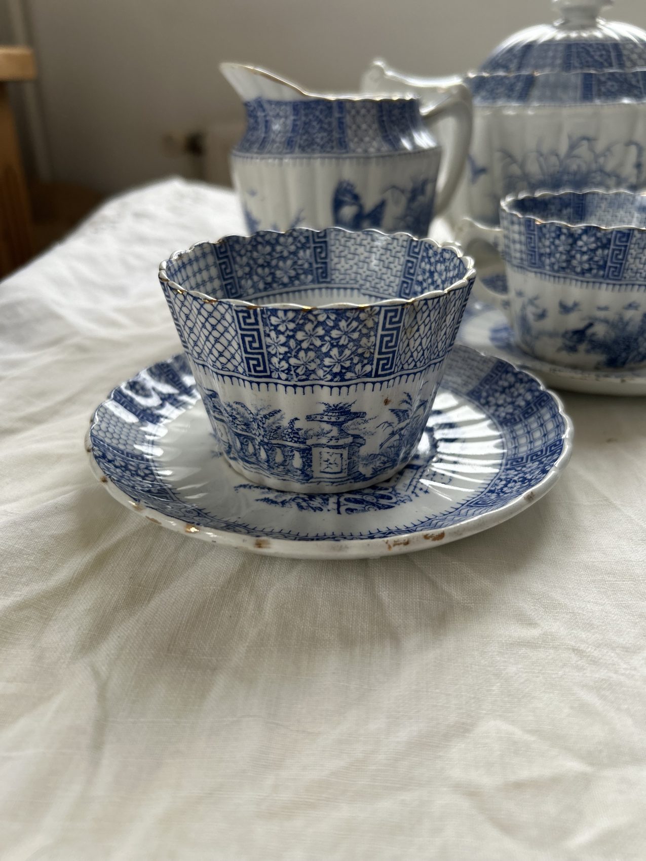 Paire de tasses à thé anciennes KG Lunéville fin XIXᵉ – Décor à l’antique – Faïence française – Image 14