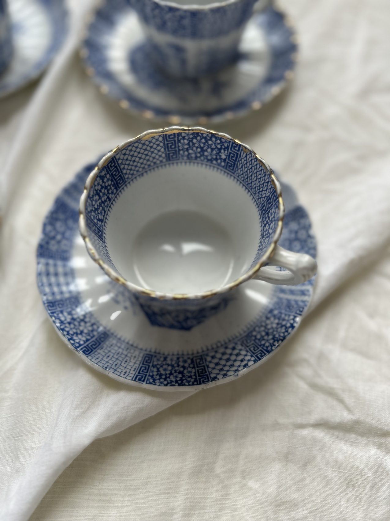 Paire de tasses à thé anciennes KG Lunéville fin XIXᵉ – Décor à l’antique – Faïence française – Image 12