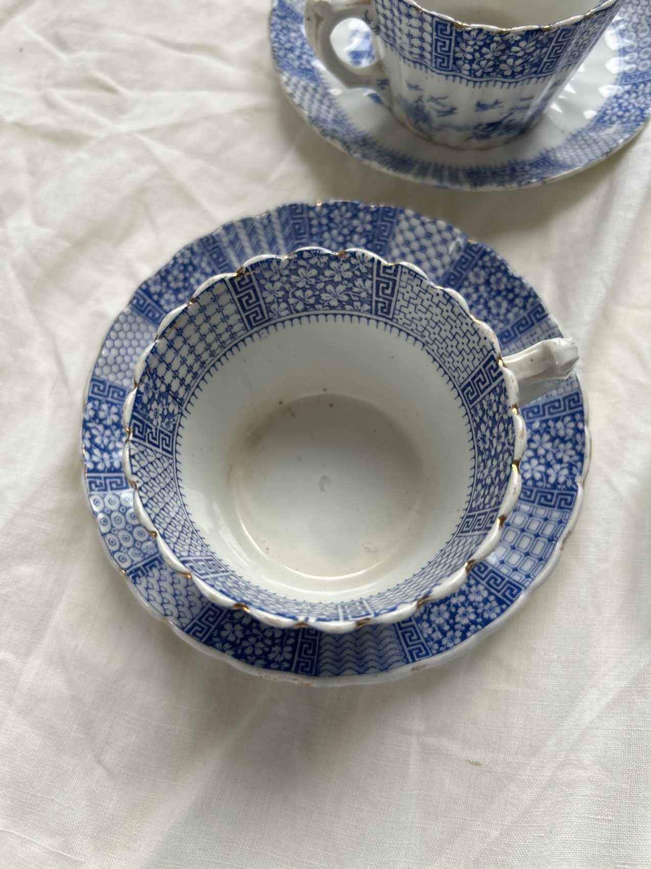 Paire de tasses à thé anciennes KG Lunéville fin XIXᵉ – Décor à l’antique – Faïence française – Image 13