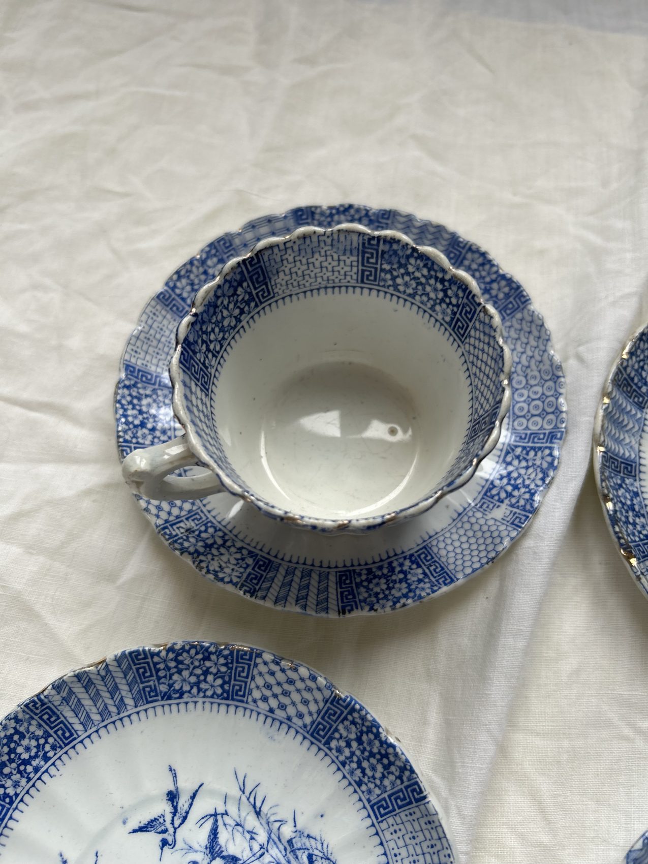 Paire de tasses à thé anciennes KG Lunéville fin XIXᵉ – Décor à l’antique – Faïence française – Image 10
