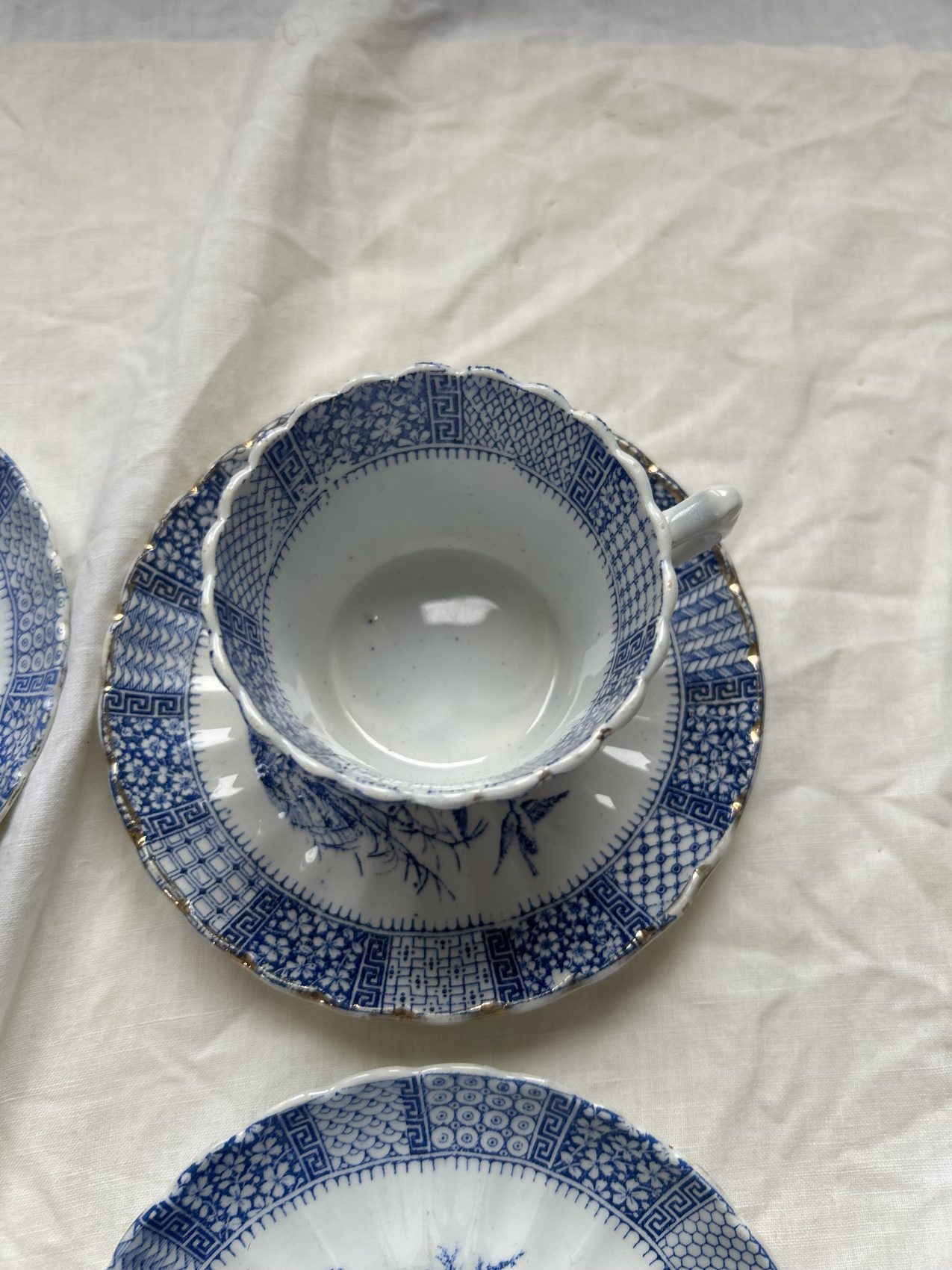 Paire de tasses à thé anciennes KG Lunéville fin XIXᵉ – Décor à l’antique – Faïence française – Image 11