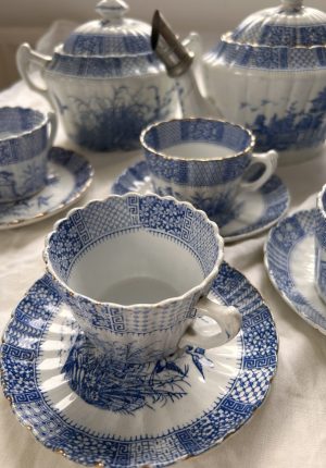 Paire de tasses à thé anciennes KG Lunéville fin XIXᵉ – Décor à l’antique – Faïence française