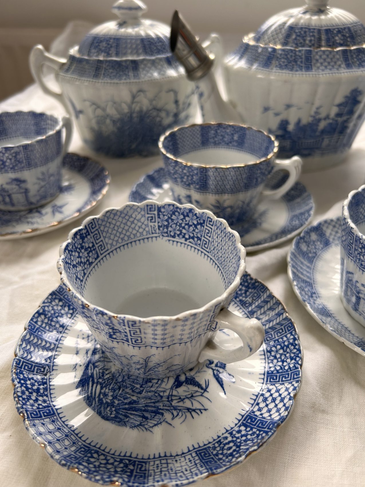 Paire de tasses à thé anciennes KG Lunéville fin XIXᵉ – Décor à l’antique – Faïence française