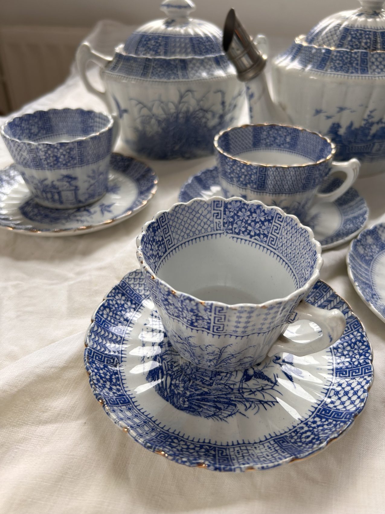 Paire de tasses à thé anciennes KG Lunéville fin XIXᵉ – Décor à l’antique – Faïence française – Image 8