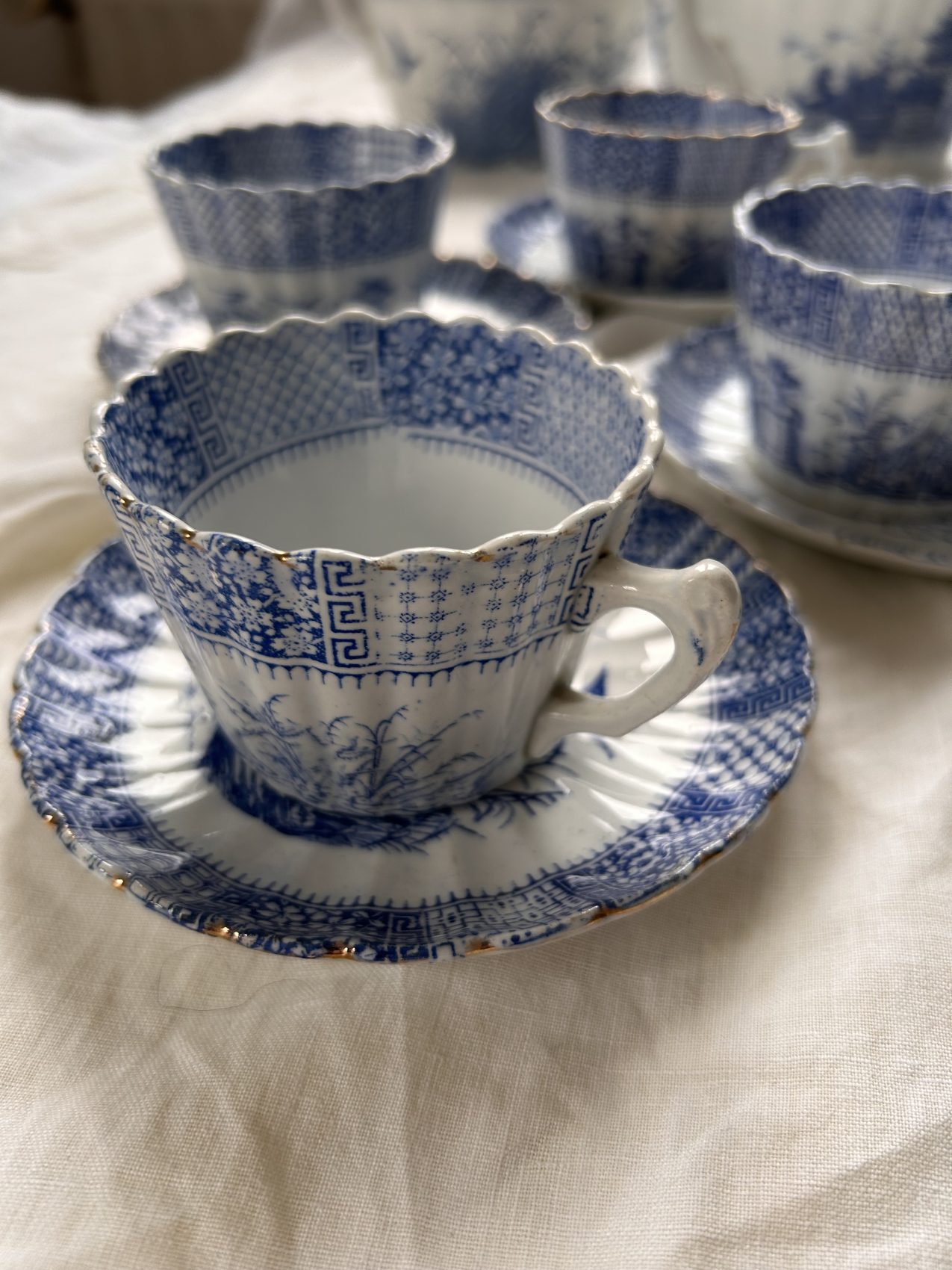 Paire de tasses à thé anciennes KG Lunéville fin XIXᵉ – Décor à l’antique – Faïence française – Image 4