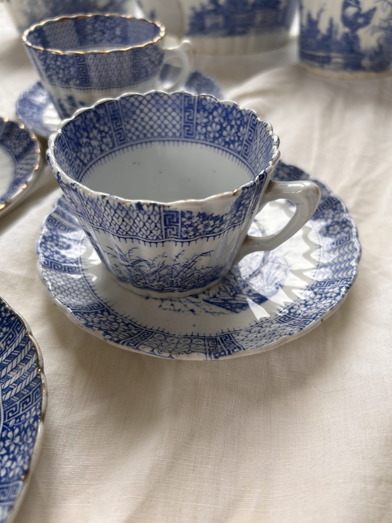 Paire de tasses à thé anciennes KG Lunéville fin XIXᵉ – Décor à l’antique – Faïence française – Image 5