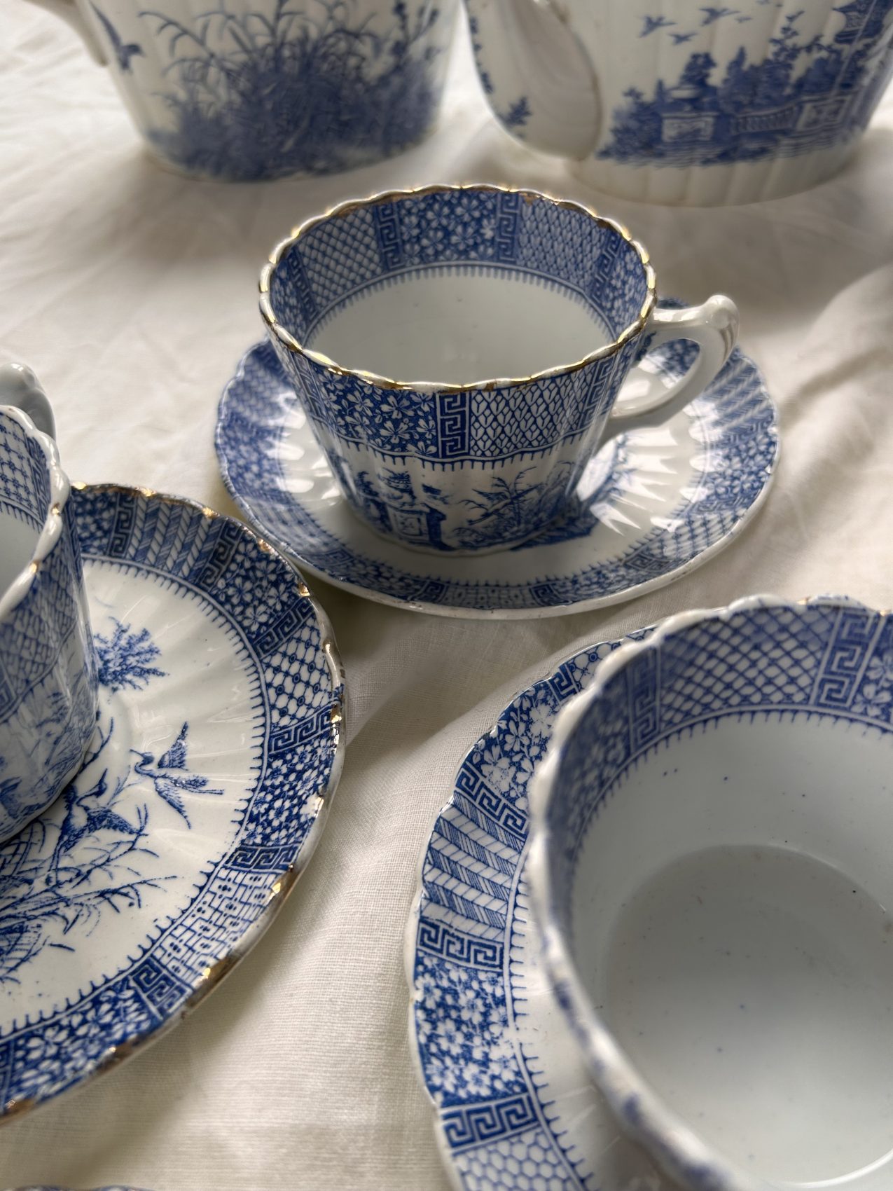Paire de tasses à thé anciennes KG Lunéville fin XIXᵉ – Décor à l’antique – Faïence française – Image 6