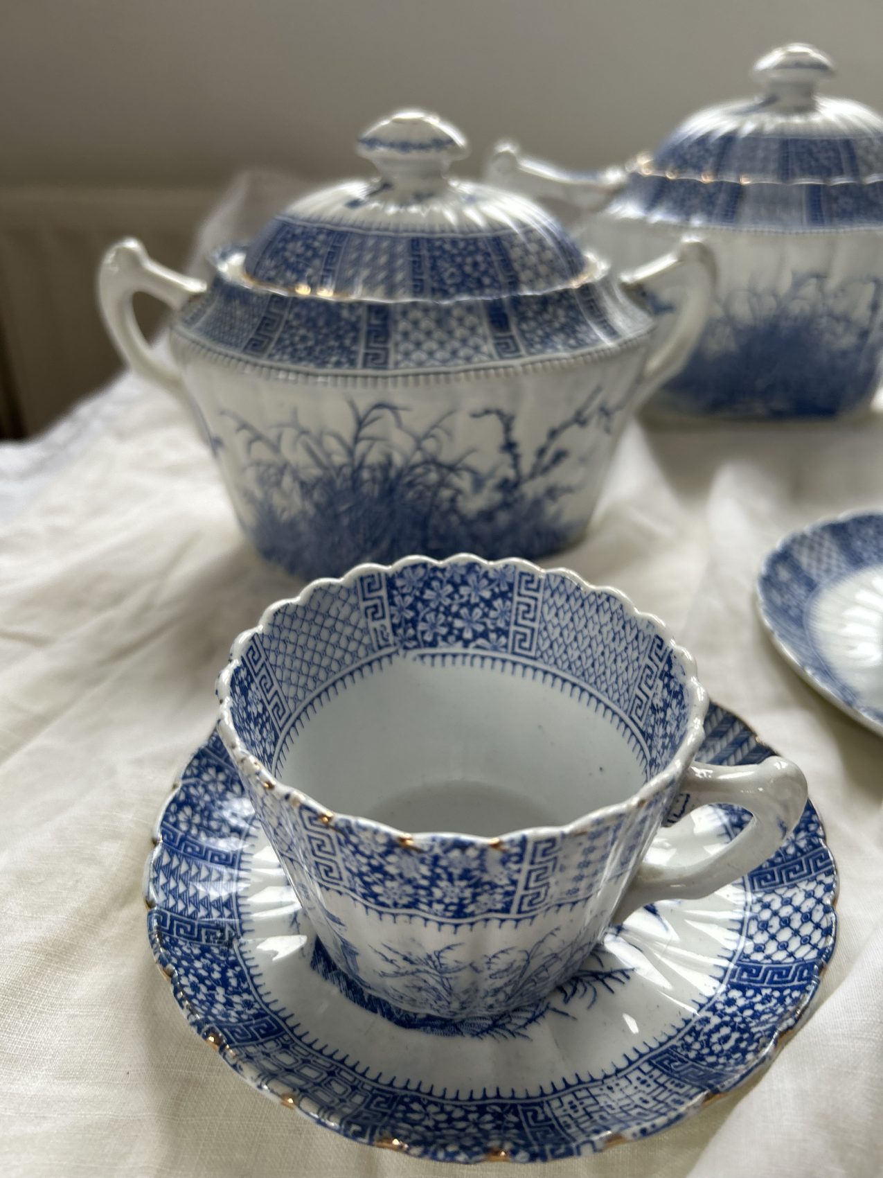 Paire de tasses à thé anciennes KG Lunéville fin XIXᵉ – Décor à l’antique – Faïence française – Image 3