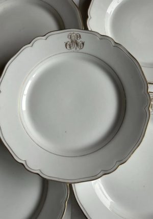 Série de 6 petites assiettes anciennes en porcelaine française début 1900, liseré or et monogramme M Prix de vente de 49 euros Livraison partout en France au choix 
