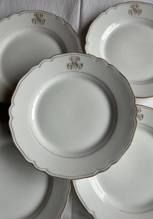 Série de 6 petites assiettes anciennes en porcelaine française début 1900, liseré or et monogramme M Prix de vente de 49 euros Livraison partout en France au choix 