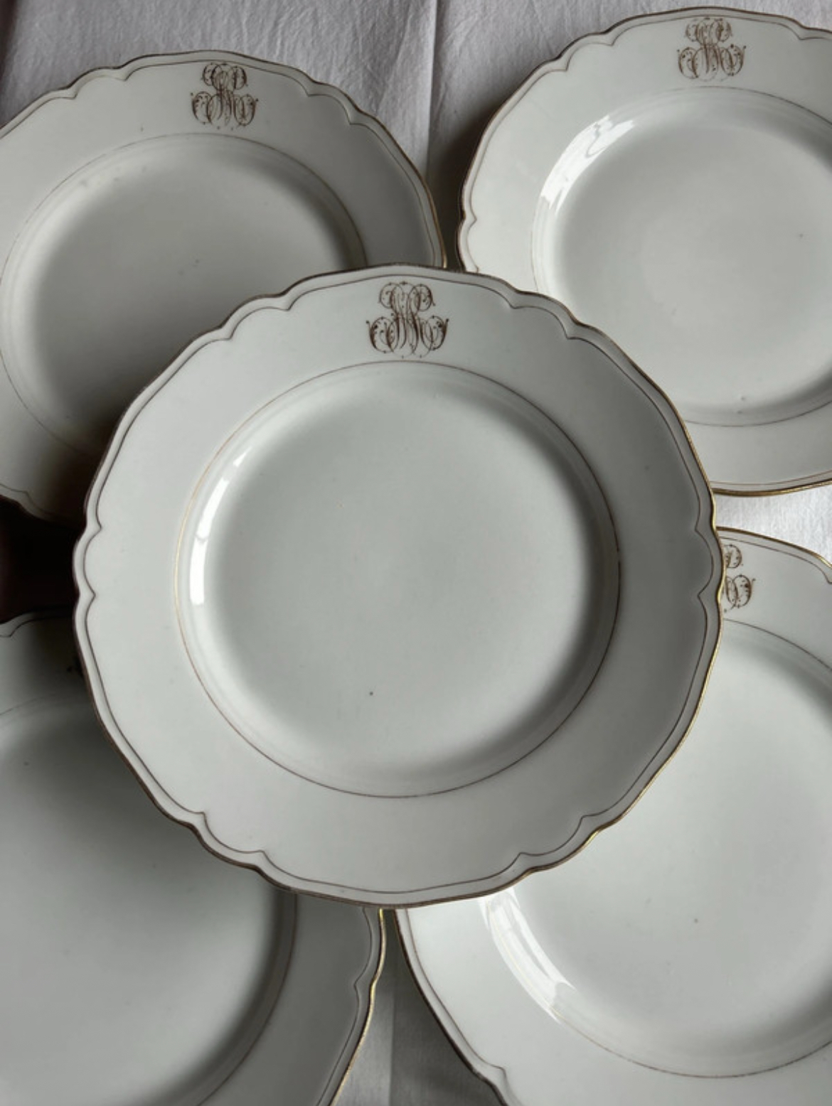 Série de 6 petites assiettes anciennes en porcelaine française début 1900, liseré or et monogramme M Prix de vente de 49 euros Livraison partout en France au choix 
