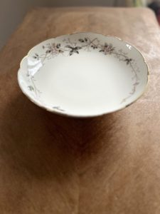 Compotier sur pied en porcelaine époque 1900 – Motifs d’aubépine et liseré orPrix de vente de 25 euros 
Livraison partout en France au choix.