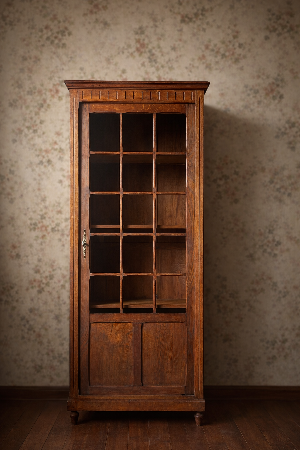 Petite armoire parisienne vitrée en chêne fin du XIXe - indémodable alliée des petits espaces
