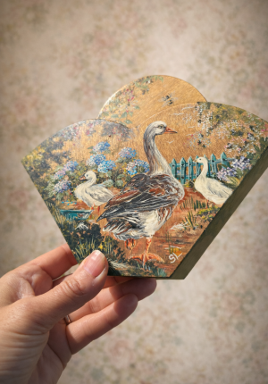 Porte courrier ancien en bois peint – Époque 1900 – Motifs d' Oies de la ferme  Prix de vente de 25 euros  Livraison au choix partout en France 