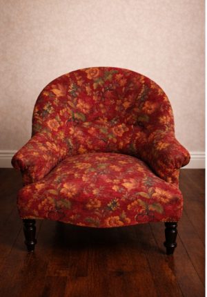 Fauteuil crapaud ancien Napoléon III – Fauteuil restauré en traditionnel – Tissu fleuri rouge Prix de vente de 162 euros  Livraison partout en France en rdc 60 euros 