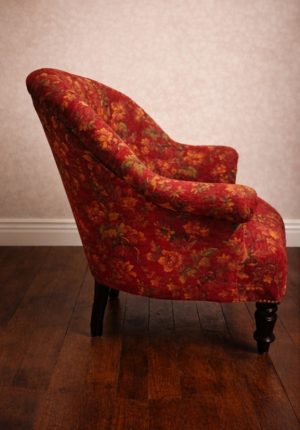 Fauteuil crapaud ancien Napoléon III – Fauteuil restauré en traditionnel – Tissu fleuri rouge Prix de vente de 162 euros  Livraison partout en France en rdc 60 euros 