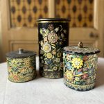 Lot de trois boîtes anciennes en fer blanc à motifs floraux émaillés – Années 50  pour décoration  Prix de vente de 33 euros Livraison partout en France au choix franco de port des 80 euros dans cette rubrique