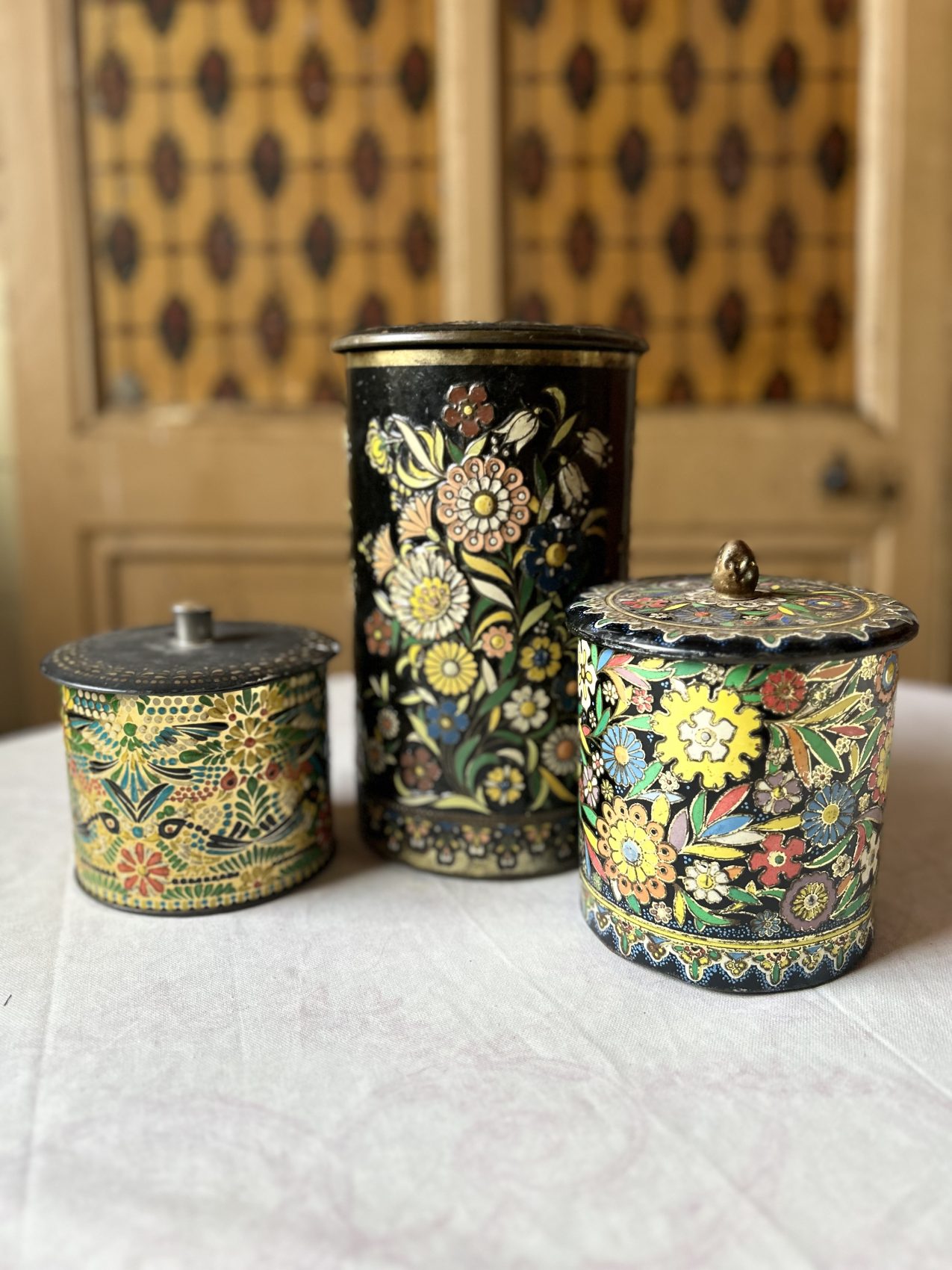 Lot de trois boîtes anciennes en fer blanc à motifs floraux émaillés – Années 50  pour décoration  Prix de vente de 33 euros Livraison partout en France au choix franco de port des 80 euros dans cette rubrique