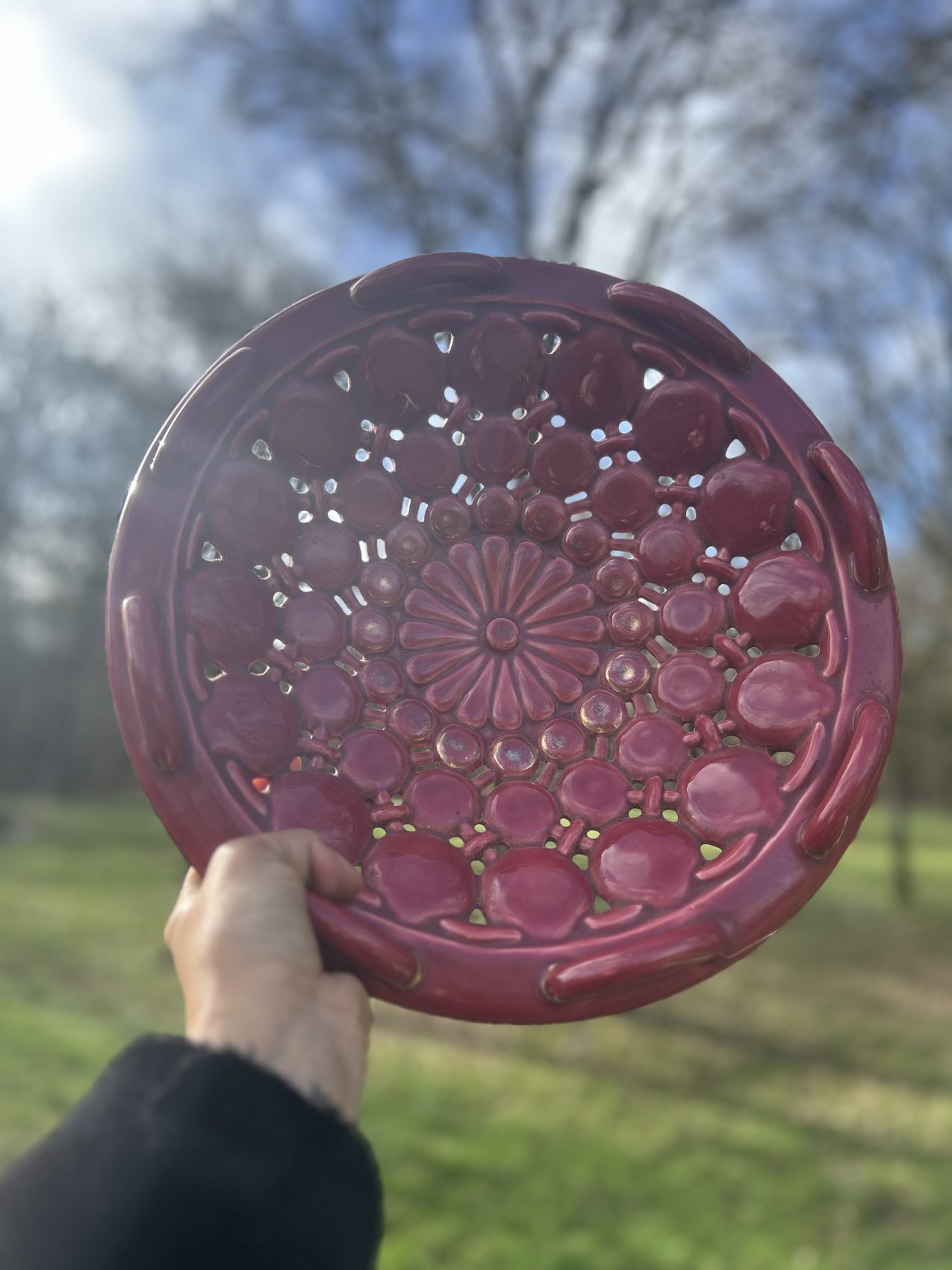 Coupe vintage en céramique années 50, esprit Vallauris, bordeaux clair Prix de vente de 56 euros Livraison au choix partout en France