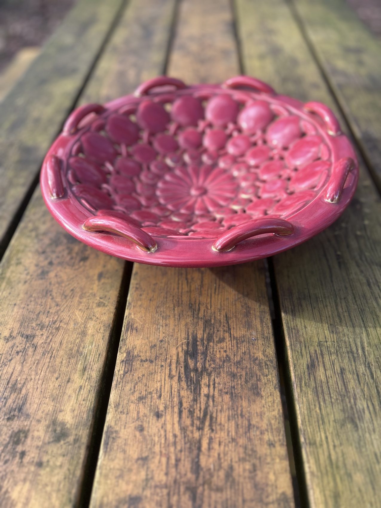 Coupe vintage en céramique années 50, esprit Vallauris, bordeaux clair Prix de vente de 56 euros Livraison au choix partout en France