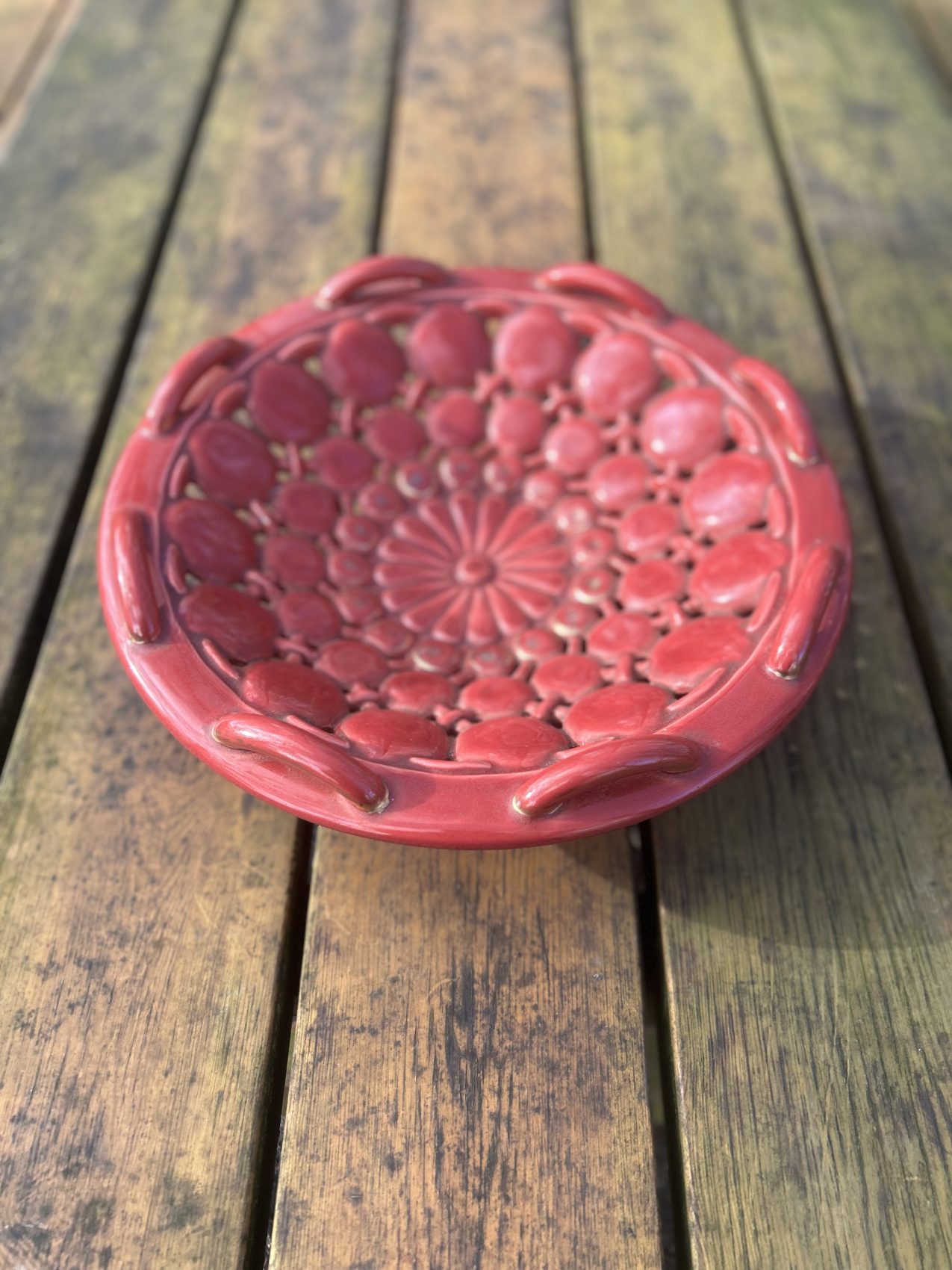Coupe vintage en céramique années 50, esprit Vallauris, bordeaux clair Prix de vente de 56 euros Livraison au choix partout en France