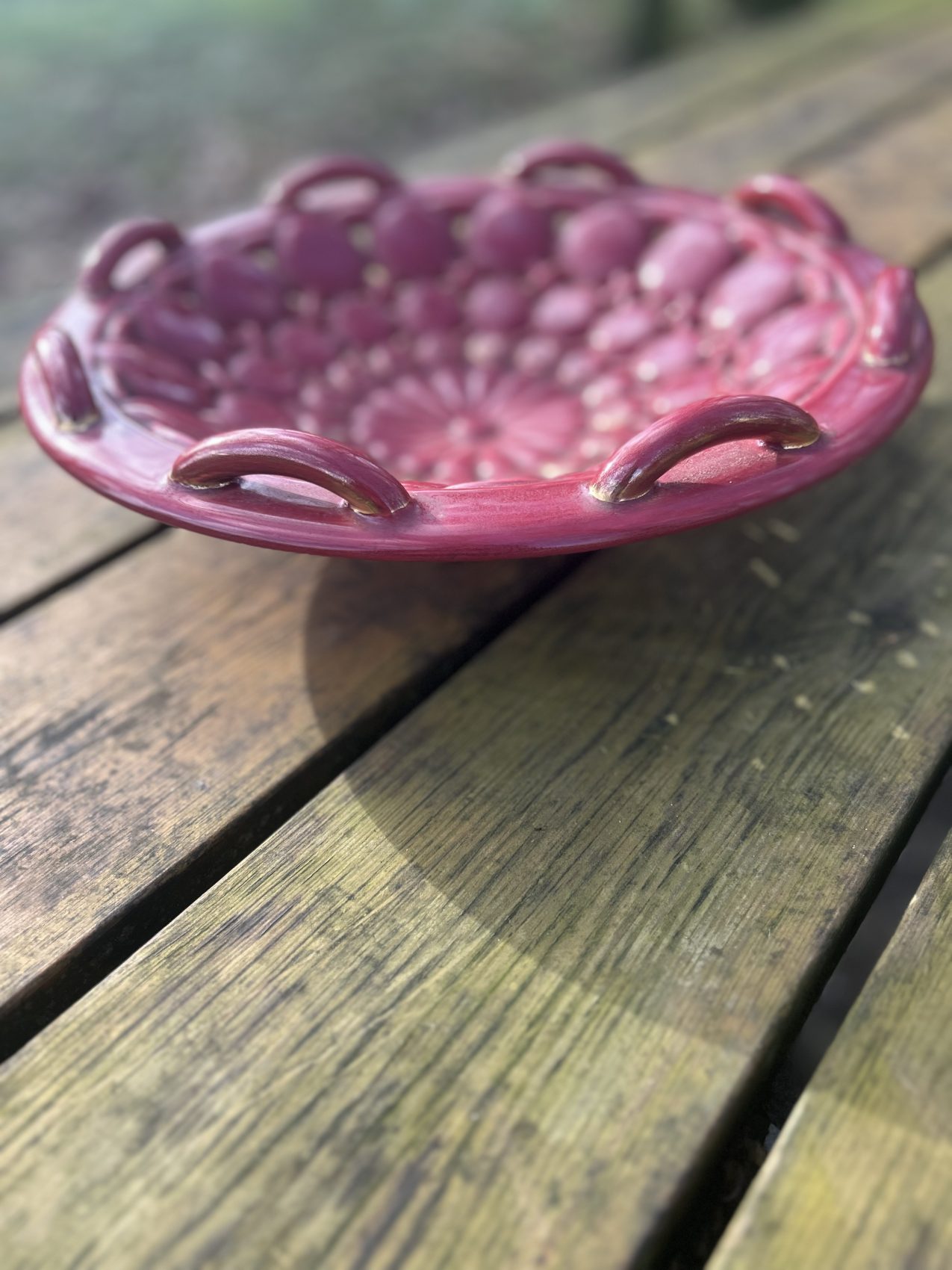 Coupe vintage en céramique années 50, esprit Vallauris, bordeaux clair Prix de vente de 56 euros Livraison au choix partout en France