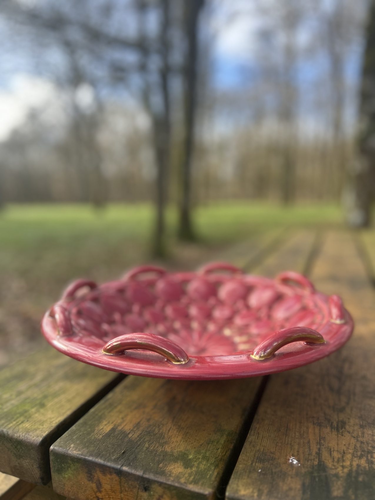 Coupe vintage en céramique années 50, esprit Vallauris, bordeaux clair Prix de vente de 56 euros Livraison au choix partout en France