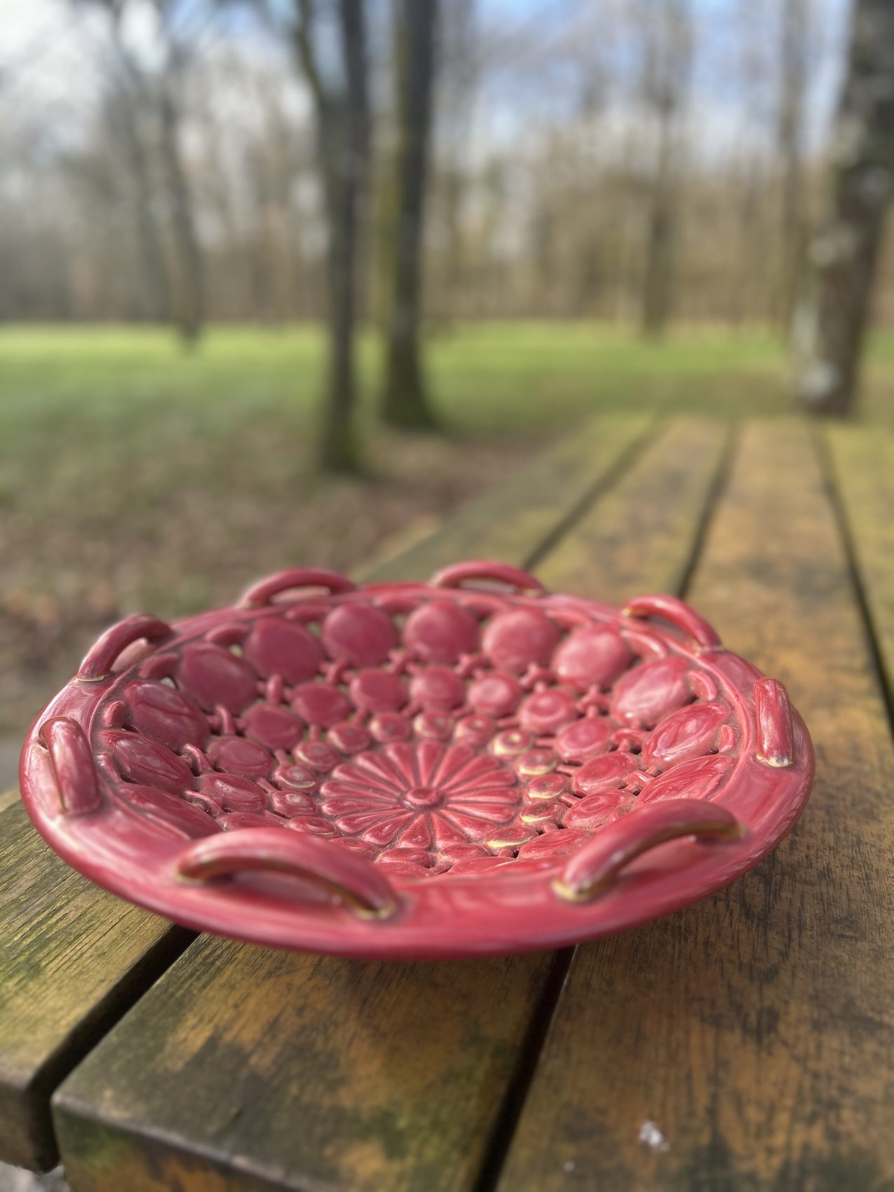 Coupe vintage en céramique années 50, esprit Vallauris, bordeaux clair Prix de vente de 56 euros Livraison au choix partout en France