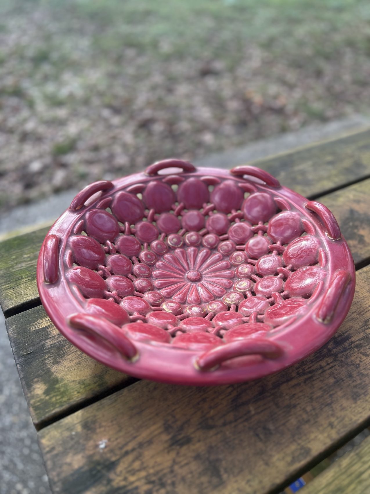 Coupe vintage en céramique années 50, esprit Vallauris, bordeaux clair Prix de vente de 56 euros Livraison au choix partout en France