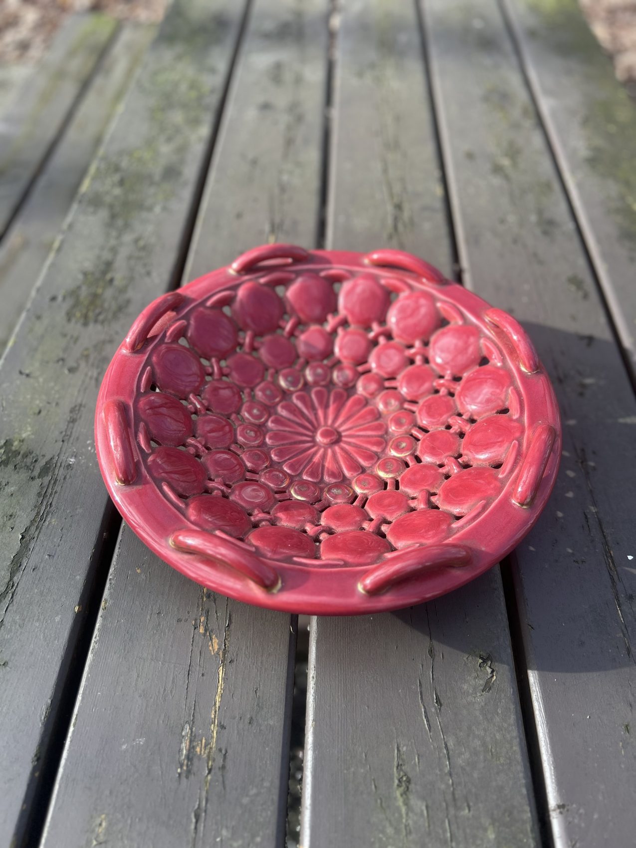 Coupe vintage en céramique années 50, esprit Vallauris, bordeaux clair Prix de vente de 56 euros Livraison au choix partout en France