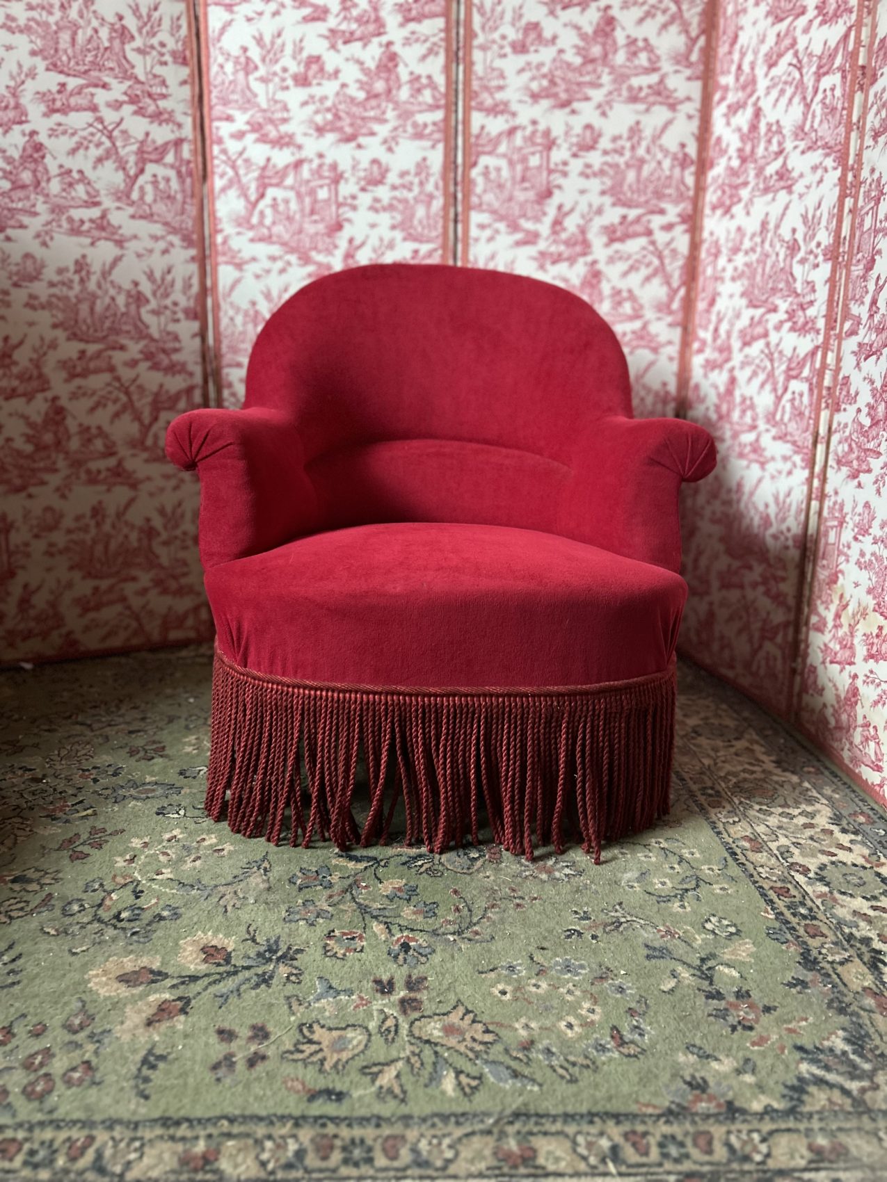 https://labrocantebucolique.fr/le-fauteuil-crapaud-origines-histoire-et-raisons-dun-amour-durable/
