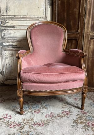 Petit fauteuil Louis XVI en velours vieux rose, assise déhoussable - Chic et confortable