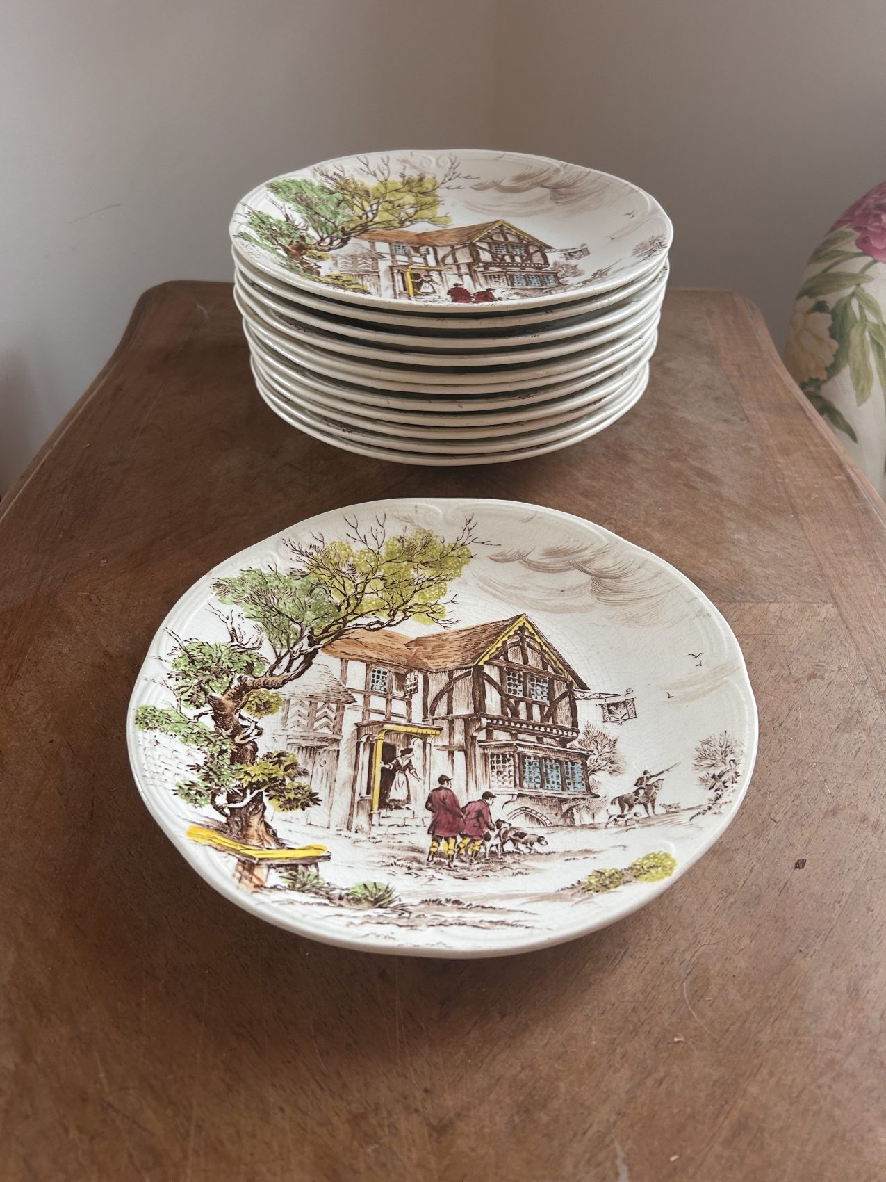 Série de 12 assiettes plates en faïence de Gien Modèle Ludlow  la campagne chic passe à table  Prix de vente de 96 euros  Livraison partout en France au choix 