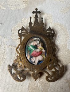 Reliquaire ancien XIXe en laiton doré – Vierge à l’Enfant d’après Raphaël Objet de culte et de décoration – Peinture sur porcelaine