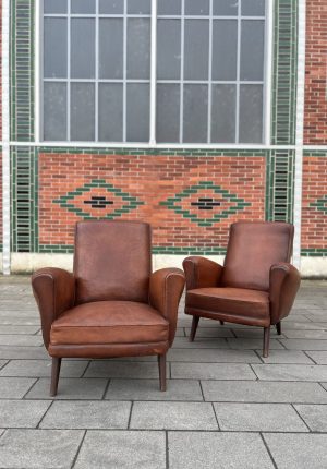 Paire de fauteuils club anciens en cuir patiné Havane  Prix de vente de 993 euros  Livraison partout en France 120 euros