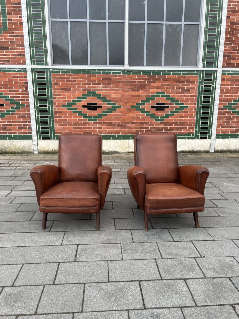 Paire de fauteuils club anciens en cuir patiné Havane Prix de vente de 993 euros Livraison partout en France 120 euros