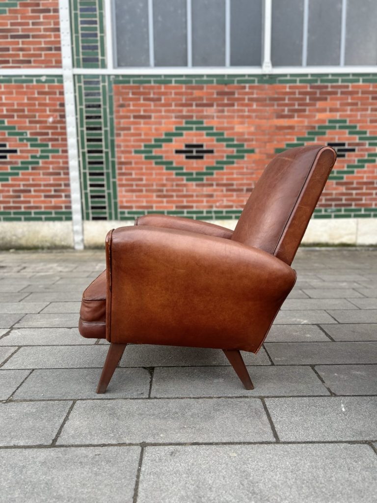 Paire de fauteuils club anciens en cuir patiné Havane Prix de vente de 993 euros Livraison partout en France 120 euros
