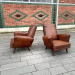 Paire de fauteuils club anciens en cuir patiné Havane  Prix de vente de 993 euros  Livraison partout en France 120 euros