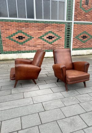 Paire de fauteuils club anciens en cuir patiné Havane  Prix de vente de 993 euros  Livraison partout en France 120 euros
