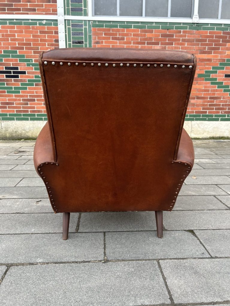 Paire de fauteuils club anciens en cuir patiné Havane Prix de vente de 993 euros Livraison partout en France 120 euros