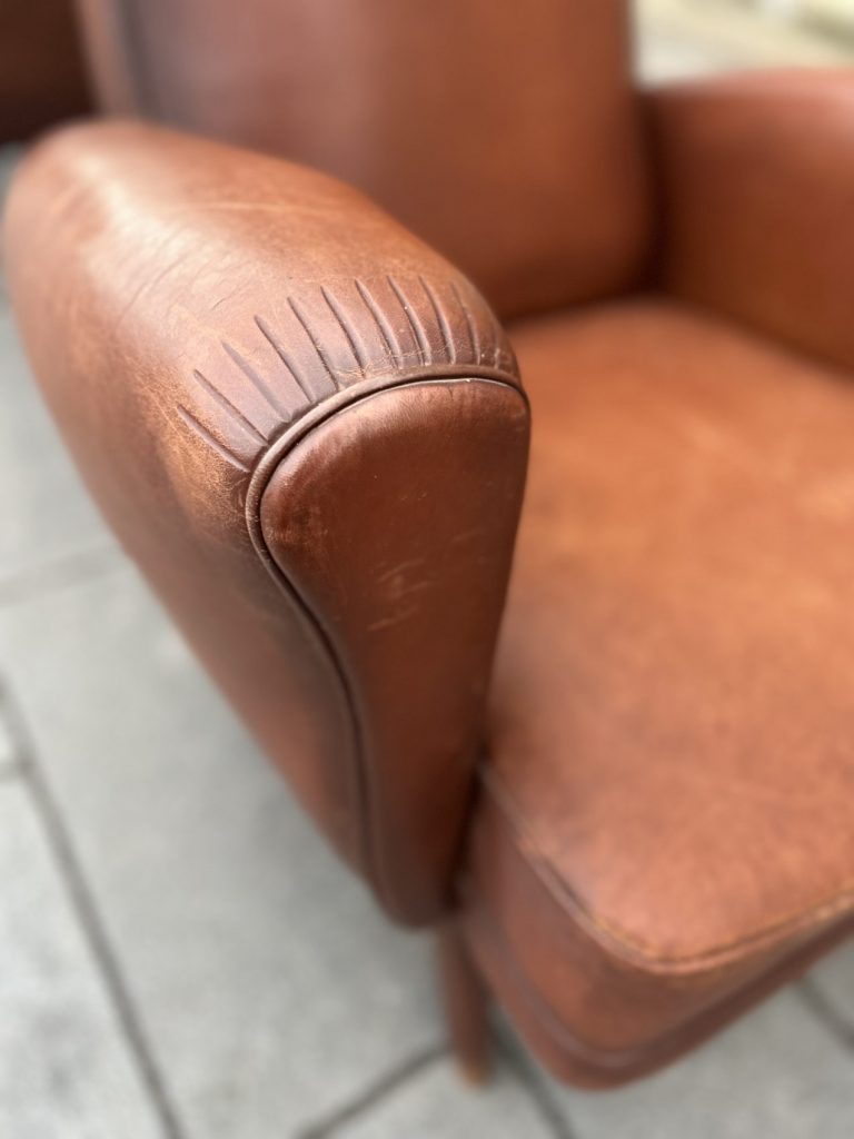Paire de fauteuils club anciens en cuir patiné Havane Prix de vente de 993 euros Livraison partout en France 120 euros