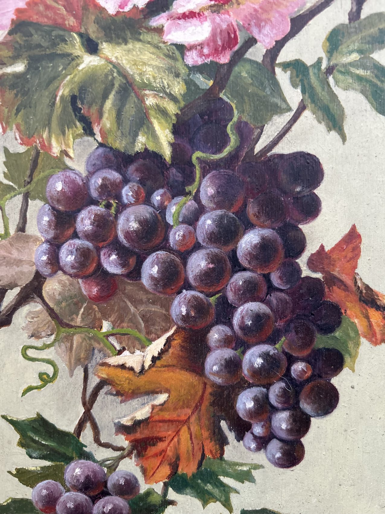 Tableau ancien nature morte florale et fruits – Peinture à l’huile sur bois époque 1900 Prix de vente de 226 euros  Livraison au choix partout en France 